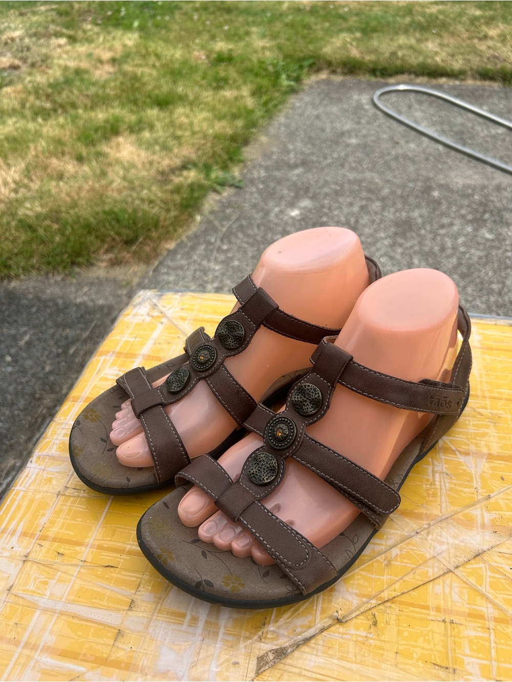 Taos Prize Women’s Brown Leather Strappy Sandals Size 39/8US - Picture 3 of 14